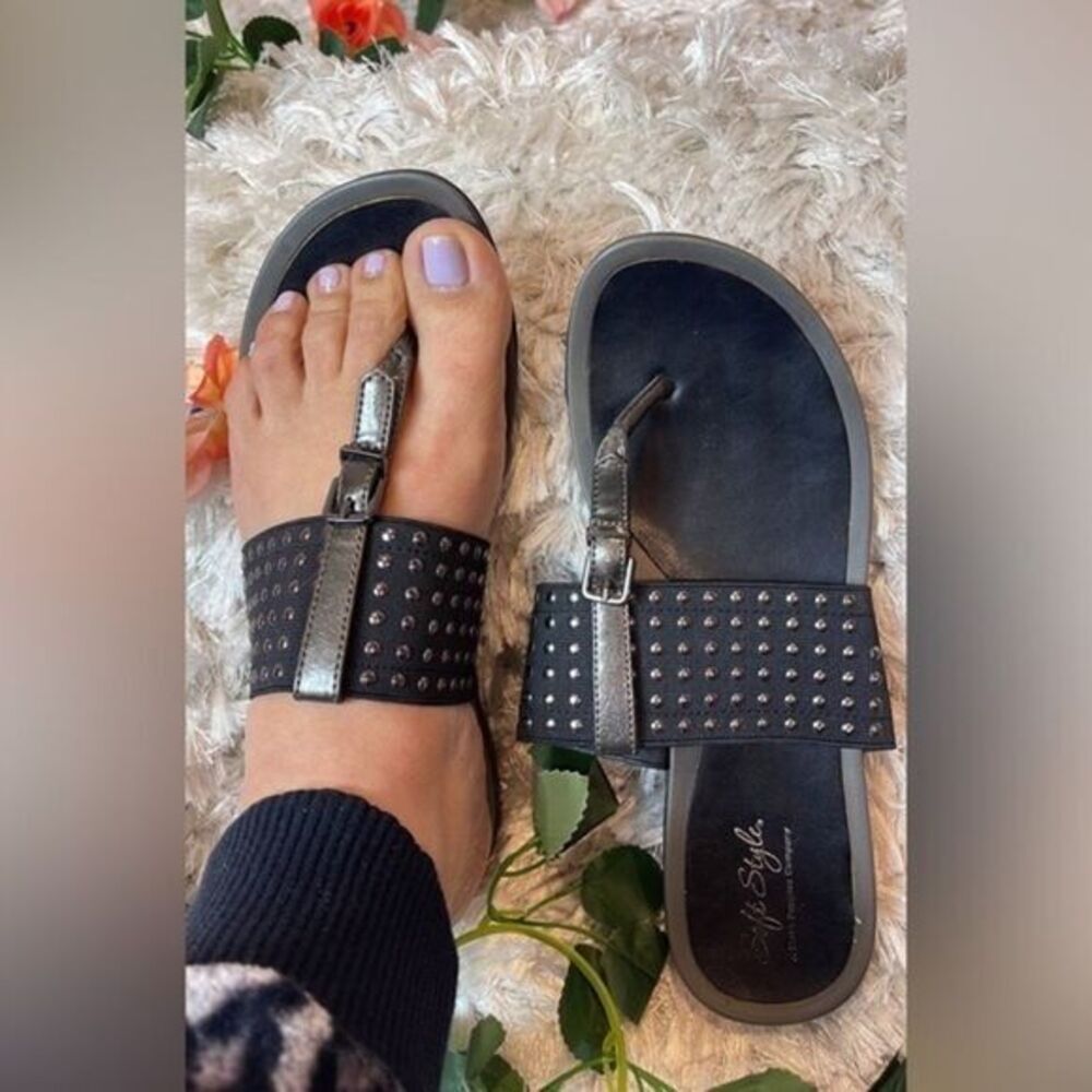 Hush puppies Comfy Strap Sandals black with bronze detail. Rivet detail Size 8.5